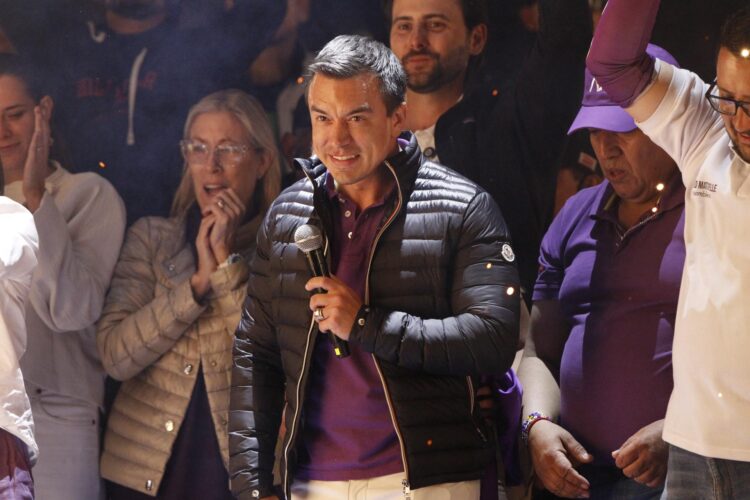 El presidente y candidato a la presidencia de Ecuador, Daniel Noboa habla durante un evento de cierre de campaña este 6 de febrero de 2025, en la plaza de toros en Quito (Ecuador). EFE/ Jose Jacome