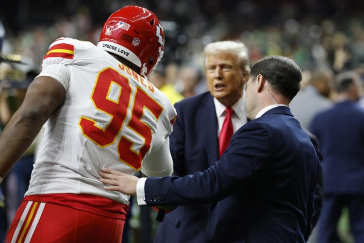 El tackle defensivo de los Chiefs Chris Jones saluda al presidente de EE.UU., Donald Trump, a su llegada para el Super Bowl en Nueva Orleans. EFE/EPA/ERIK S. LESSER