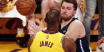 Doncic aterriza en Los Ángeles y Pelinka le da la bienvenida