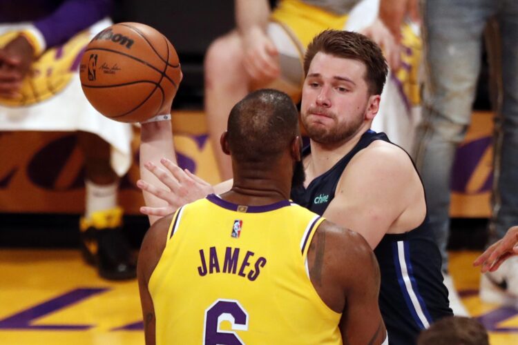 Foto de archivo del esloveno Luka Doncic junto a LeBron James, que será compañero suyo en Los Ángeles Lakers. EFE/EPA/ETIENNE LAURENT