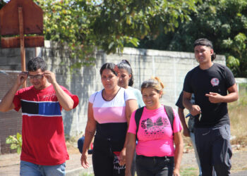 Migrantes batallan para volver a sus países o quedarse en México tras la llegada de Trump