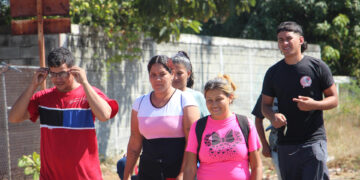 Migrantes batallan para volver a sus países o quedarse en México tras la llegada de Trump