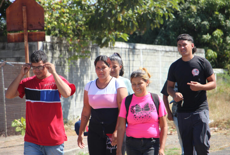 Migrantes caminan después de regresar de la Comisión Mexicana de Ayuda a Personas Refugiadas (Comar), en espera de resolver su situación migratoria este jueves en la ciudad de Tapachula en el estado de Chiapas (México). EFE/Juan Manuel Manuel Blanco