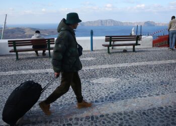 El Gobierno griego declara el estado de emergencia en Santorini por la oleada de sismos