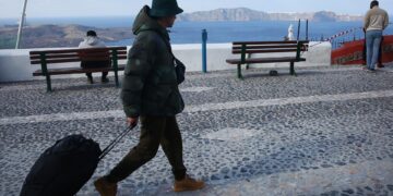 El Gobierno griego declara el estado de emergencia en Santorini por la oleada de sismos