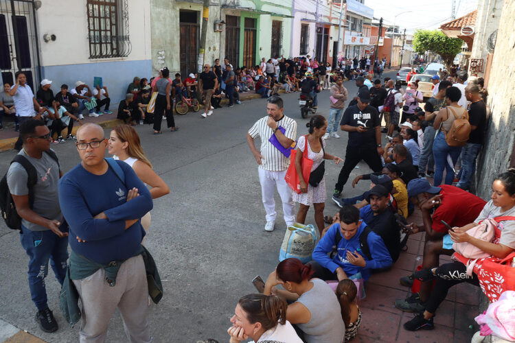 Migrantes se agrupan frente a una estación migratoria este lunes, en Tapachula (México). EFE/ Juan Manuel Blanco