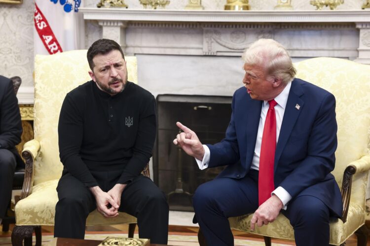 El presidente ucraniano, Volodímir Zelenski, junto a su homólogo estadounidense, Donald Trump. EFE/Jim Lo Scalzo