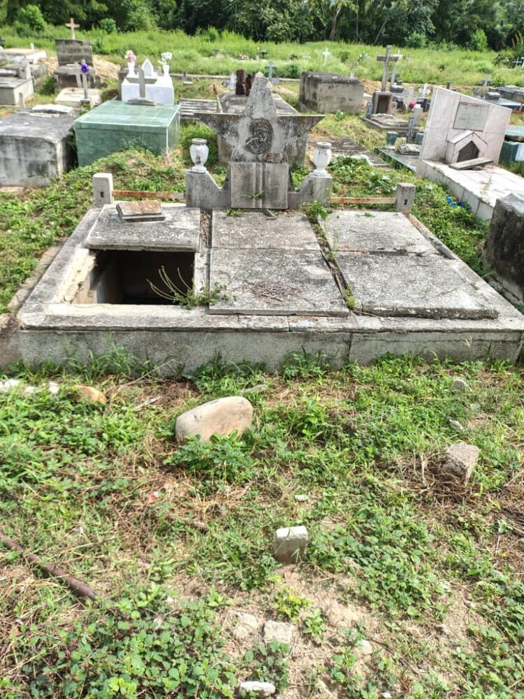 Es común encontrar en el Cementerio de Sabana de Mendoza tumbas sin tapa.