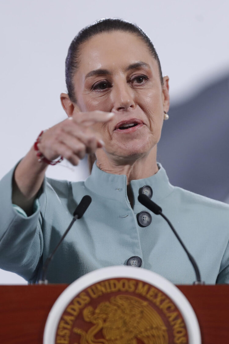 La presidenta de México, Claudia Sheinbaum, participa este martes durante una rueda de prensa matutina en Palacio Nacional de la Ciudad de México (México). EFE/ Isaac Esquivel