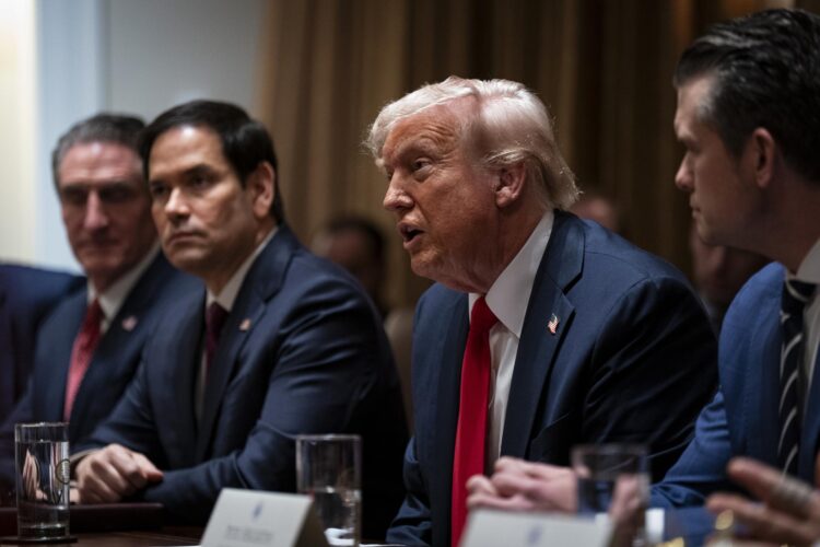 El presidente de Estados Unidos, Donald Trump, habla durante una reunión de gabinete en la Casa Blanca en Washington, DC, EE.UU., el 26 de febrero de 2025. EFE/EPA/AL DRAGO