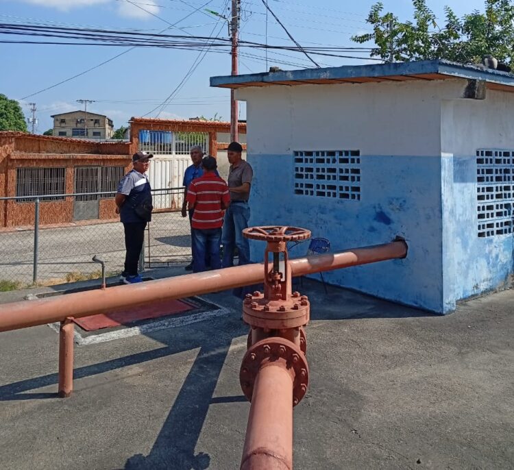 Un equipo constante de trabajo vigila diariamente el suministro de agua que falla.