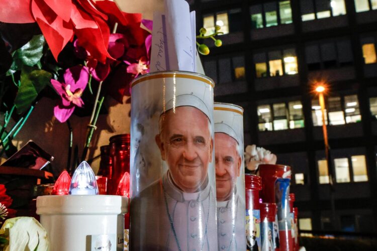 Velas y flores frente al hospital Gemelli de Roma donde está ingresado el papa Francisco. EFE/EPA/GIUSEPPE LAMI