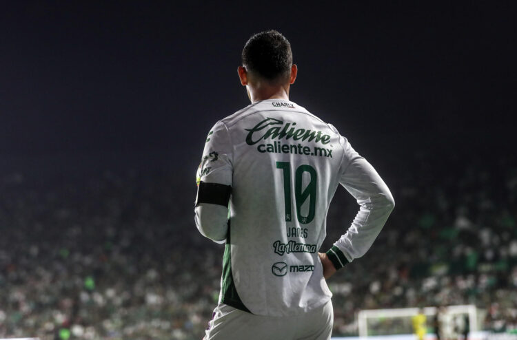 James Rodríguez de León reacciona en un partido en el estadio León en el estado de Guanajuato (México). EFE/ Luis Ramírez