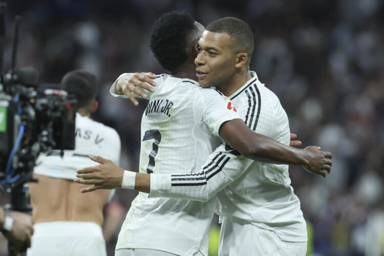 El francés Kylian Mbappé celebra un gol con Vinicius Junior (i) durante el partido del pasado domingo frente al Girona. EFE/ Kiko Huesca