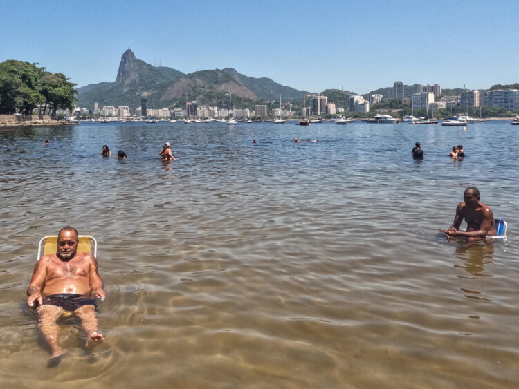 Cariocas y turistas fueron registrados este lunes, 17 de febrero, al disfrutar de la playa de Urca, durante la fuerte ola de calor que soporta la ciudad de Río de Janeiro (Brasil). EFE/Antonio Lacerda