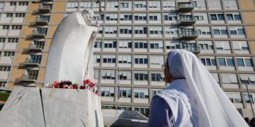 Los médicos de hospital Gemelli: «El papa no está fuera de peligro»