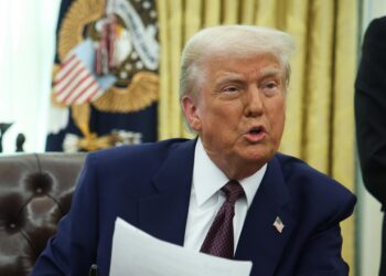 Trump amenaza a los BRICS con aranceles del 100 % si «juegan» con el dólar