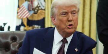 Trump amenaza a los BRICS con aranceles del 100 % si «juegan» con el dólar