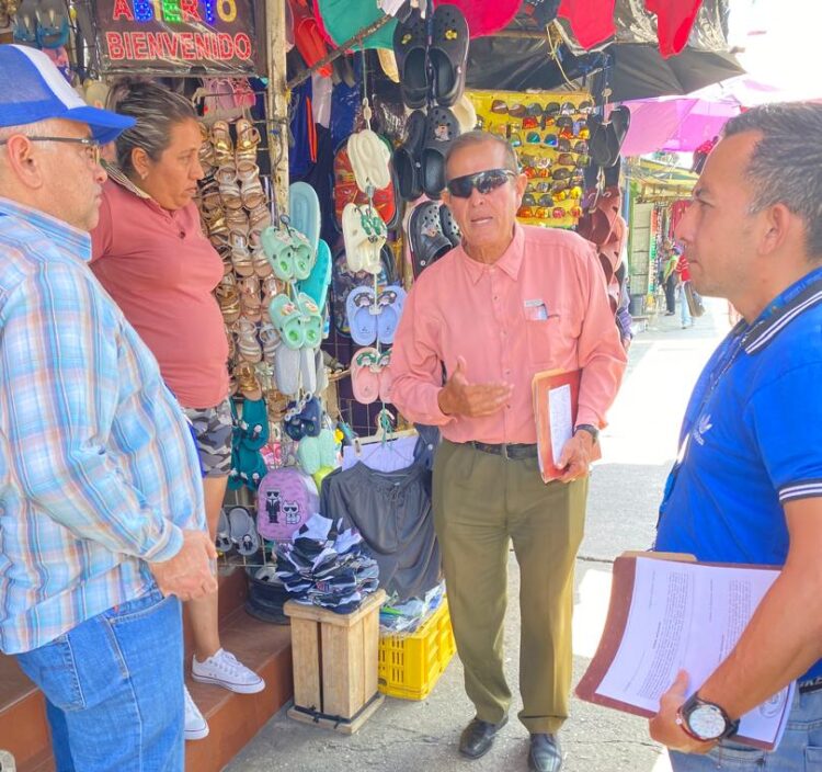 Los funcionarios de la municipalidad de Sucre realizando las visitas a los comercios