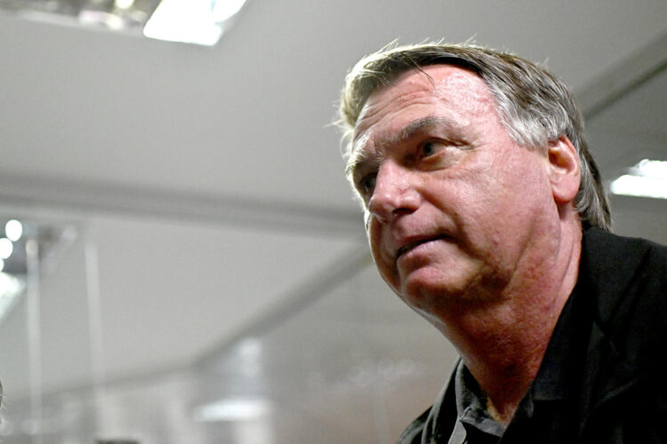 Fotografía del expresidente brasileño, Jair Bolsonaro (2019-2022), a su llegada a una reunión con parlamentarios de oposición, este 19 de febrero de 2025 en el Senado Federal, en Brasilia (Brasil). EFE/ Andre Borges