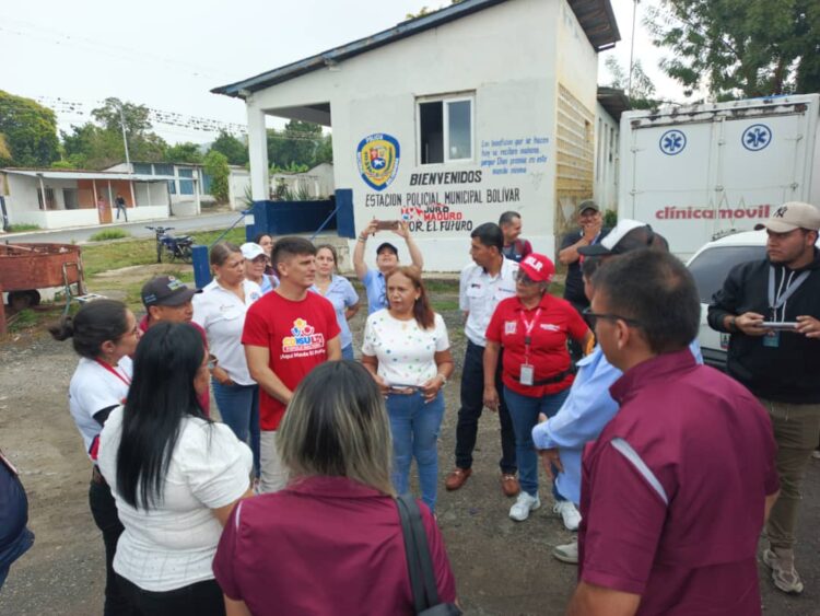 La Alcaldesa María Auxiliadora Núñez explicando los motivos de la reunión comunal