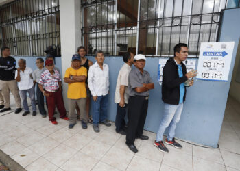 Cierran las urnas en las elecciones generales de Ecuador y comienza el conteo de votos