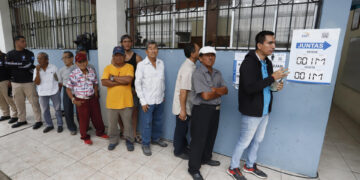 Cierran las urnas en las elecciones generales de Ecuador y comienza el conteo de votos
