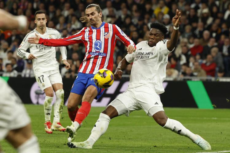 El defensa del Real Madrid Aurélien Tchouaméni (d) pelea un balón con Antoine Griezmann, del Atlético, durante el partido de LaLiga que disputaron en el Santiago Bernabéu el 8 de febrero pasado. EFE/Chema Moya