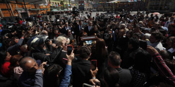 Miles de mexicanos dicen adiós a Paquita la del Barrio, su reina del despecho y el desamor