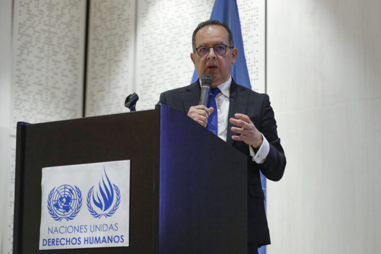 El representante encargado de la oficina del Alto Comisionado de la ONU para los DD.HH. en Colombia, Juan Carlos Monge, fue registrado este lunes, 24 de febrero, al presentar el Informe Anual de su oficina sobre la situación de los Derechos Humanos en el país suramericano, en Bogotá. EFE/Carlos Ortega