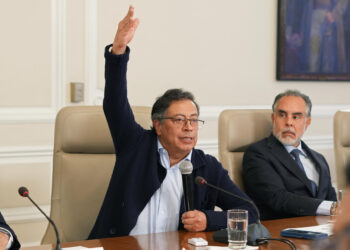 Petro pide la renuncia a ministros y jefes de departamentos administrativos