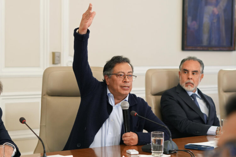 Fotografía cedida por la oficina de prensa de la Presidencia de Colombia del mandatario, Gustavo Petro (i), junto al nuevo jefe de despacho, Armando Benedetti, durante un consejo de ministros en la Casa de Nariño en Bogotá (Colombia). EFE/ Presidencia de Colombia