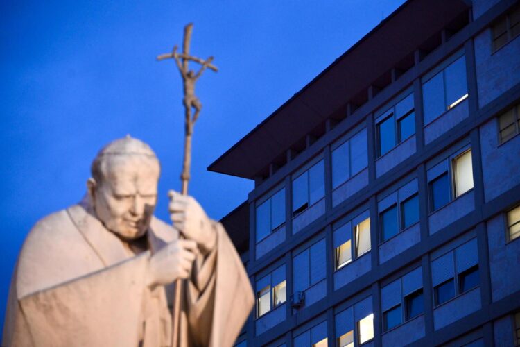 Vista de una estatua del papa San Juan Pablo II frente al Hospital Gemelli en Roma, el 19 de febrero de 2025, donde el papa Francisco está hospitalizado. EFE/EPA/ALESSANDRO DI MEO