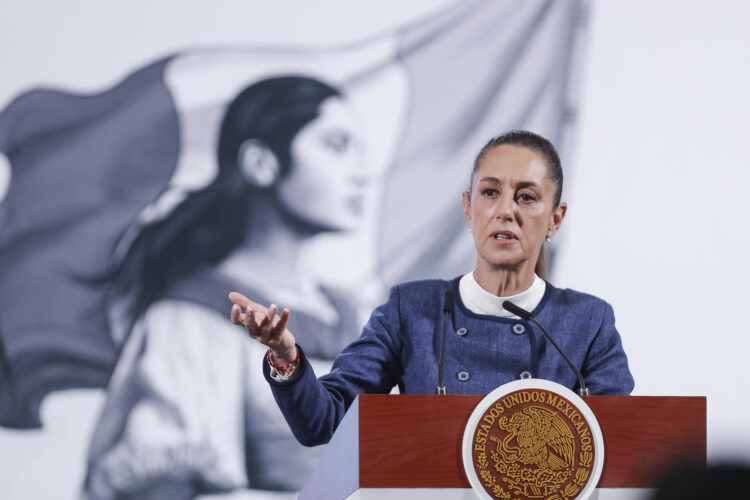 La presidenta de México, Claudia Sheinbaum, participa este miércoles en una rueda de prensa en Palacio Nacional en la Ciudad de México (México). EFE/ Isaac Esquivel