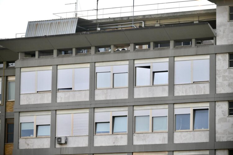 Aspecto exterior del hospital Gemelli, donde está ingresado el papa Francisco. EFE/EPA/ALESSANDRO DI MEO