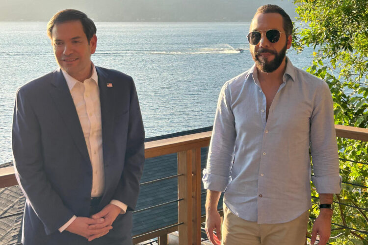 El secretario de Estado de Estados Unidos, Marco Rubio (i), posa junto al presidente de El Salvador, Nayib Bukele, este lunes en El Congo (El Salvador). EFE/ Eduard Ribas