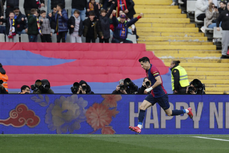 El delantero polaco del FC Barcelona Robert Lewandowski celebra tras anotar un gol, durante el partido de LaLiga entre el FC Barcelona y el Alavés este domingo en el Estadio Olímpico de Montjuic en Barcelona. EFE/ Toni Albir