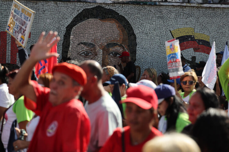 Fotografía de archivo en donde simpatizantes del líder chavista Nicolás Maduro participan en una marcha en Caracas (Venezuela). EFE/ Miguel Gutiérrez