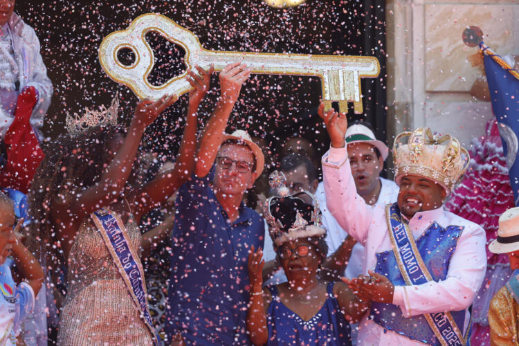 El alcalde de Río de Janeiro, Eduardo Paes (c), posa con la reina del Carnaval de Río 2025 (i) y el Rey Momo durante la entrega de las llaves de la ciudad este viernes, como parte de una de las actividades del Carnaval de Río, en Río de Janeiro (Brasil). EFE/ Antonio Lacerda