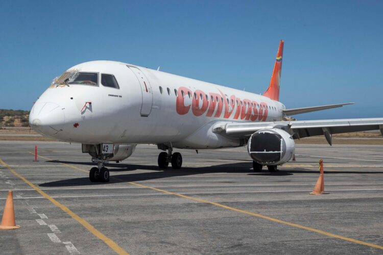 Fotografía de archivo en la que se registró un avión de la aerolínea estatal venezolana Conviasa, en el aeropuerto Internacional de Maiquetía (La Guaira, Venezuela). Dos aeronaves de esta compañía viajaron a Estados Unidos, como parte del 'Plan Vuelta a la Patria', para trasladar de regreso a Venezuela a ciudadanos de ese país deportados y que se encontraban en la nación norteamericana. EFE/Rayner Peña