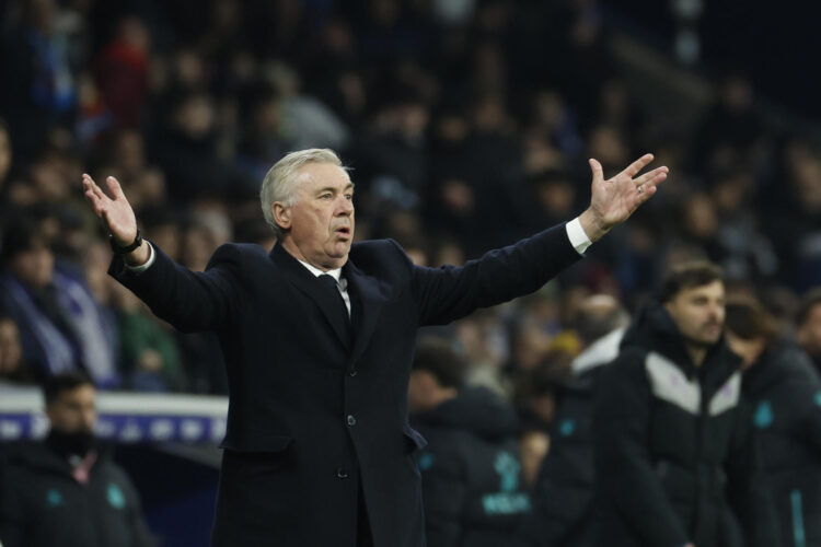 El entrenador del Real Madrid, el italiano Carlo Ancelotti, se queja de una decisión arbitral durante el partido ante el Espanyol, de la vigésima segunda jornada de Laliga EA Sports. EFE / Toni Albir