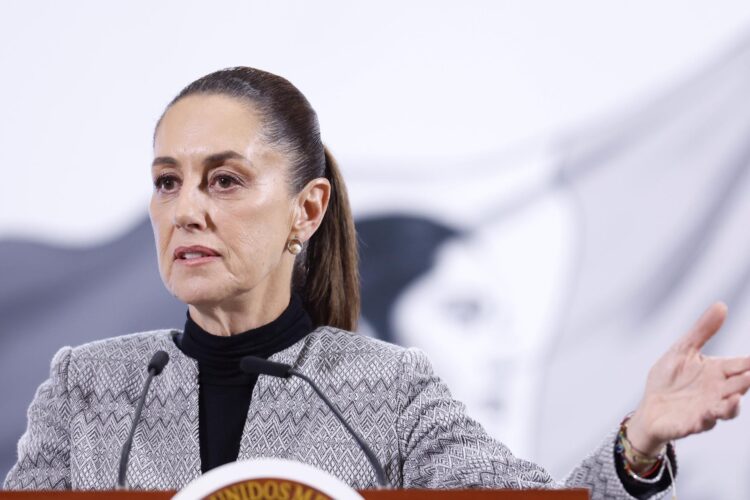 La presidenta de México, Claudia Sheinbaum, habla este viernes durante su conferencia matutina en el Palacio Nacional de la Ciudad de México (México). EFE/Sáshenka Gutiérrez