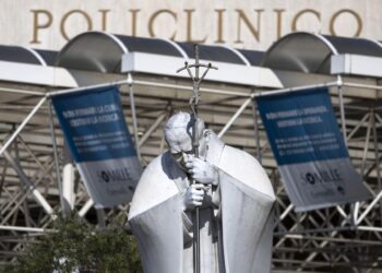 El papa sufre «neumonía bilateral» y su cuadro clínico sigue siendo «complejo»