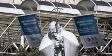 El papa sufre «neumonía bilateral» y su cuadro clínico sigue siendo «complejo»