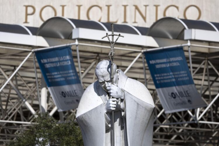 Una vista exterior del Hospital Gemelli, donde el Papa Francisco está hospitalizado para pruebas y tratamiento de bronquitis, en Roma, Italia, 18 de febrero de 2025. El Papa Francisco fue hospitalizado el 14 de febrero debido a una infección del tracto respiratorio. Si bien su estado muestra signos de mejoría, el pontífice hospitalizado no llevará a cabo su oración semanal del Ángelus tras la misa del domingo, informó el Vaticano. (Papa, Italia, Roma) EFE/EPA/ANSA/MASSIMO PERCOSSI