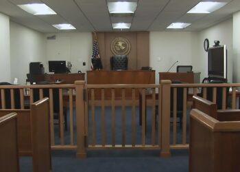 Atasco de millones de casos en cortes de inmigración de EEUU empeora con despido de jueces