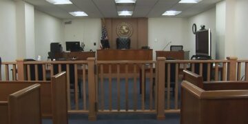 Atasco de millones de casos en cortes de inmigración de EEUU empeora con despido de jueces