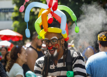 El carnaval de Brasil rinde tributo a la infancia con un pintoresco desfile de payasos