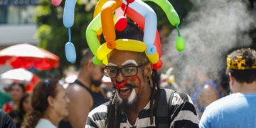 El carnaval de Brasil rinde tributo a la infancia con un pintoresco desfile de payasos