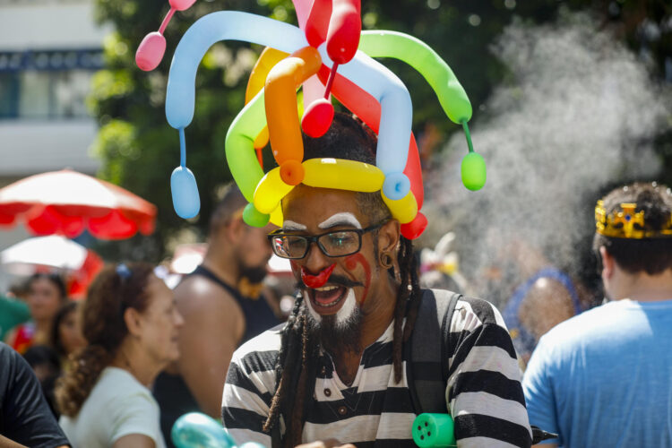 Un artista participa en la comparsa callejera 'Gigantes da Lira' que anima con música y alegría el ambiente, una semana antes del inicio oficial del carnaval en Brasil, este domingo, en Rio de Janeiro (Brasil). EFE/ Antonio Lacerda